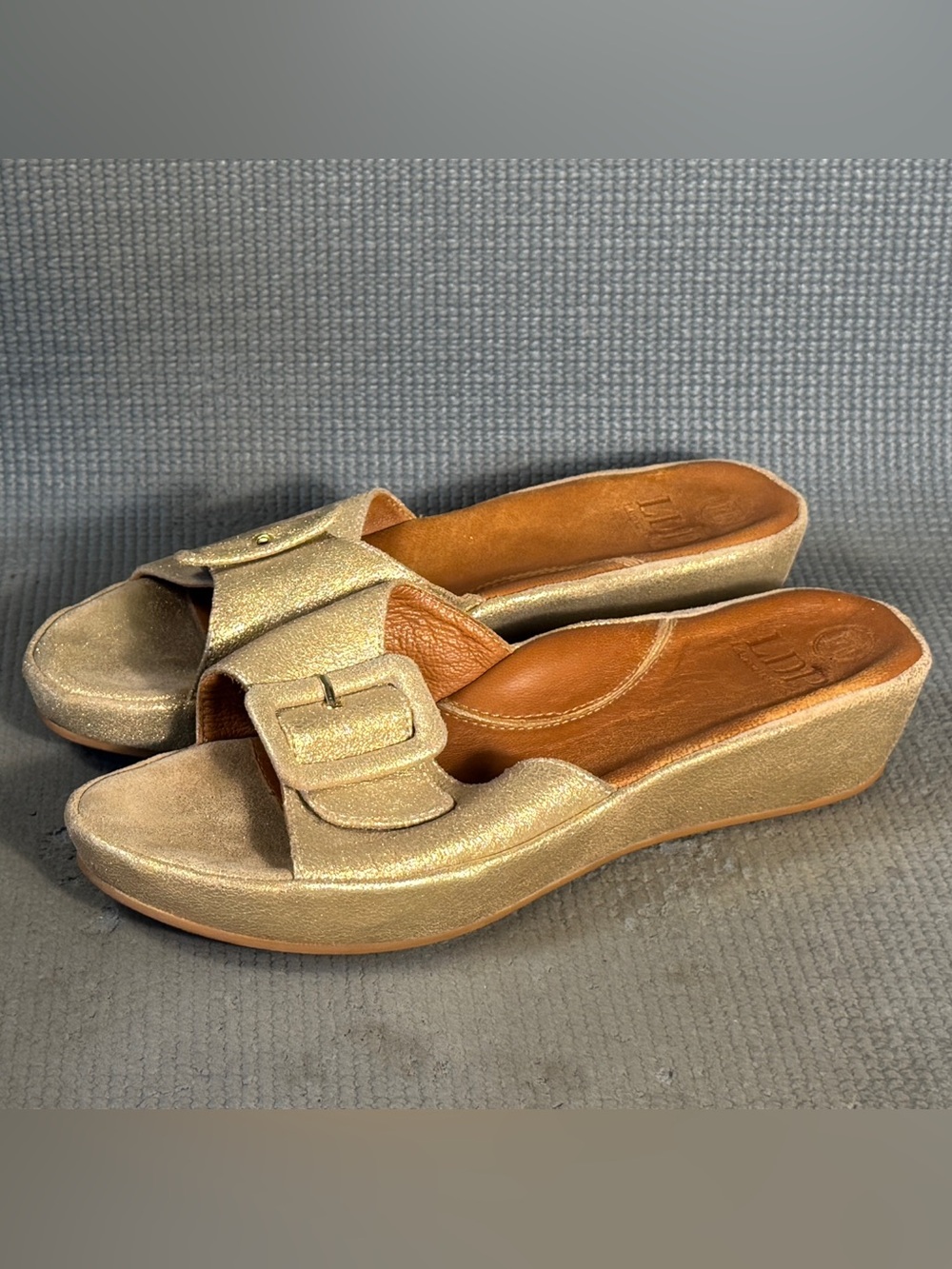 L’AMOUR Des Pieds Callye Gold Stardust Suede Slide Sandals Women’s Size 10